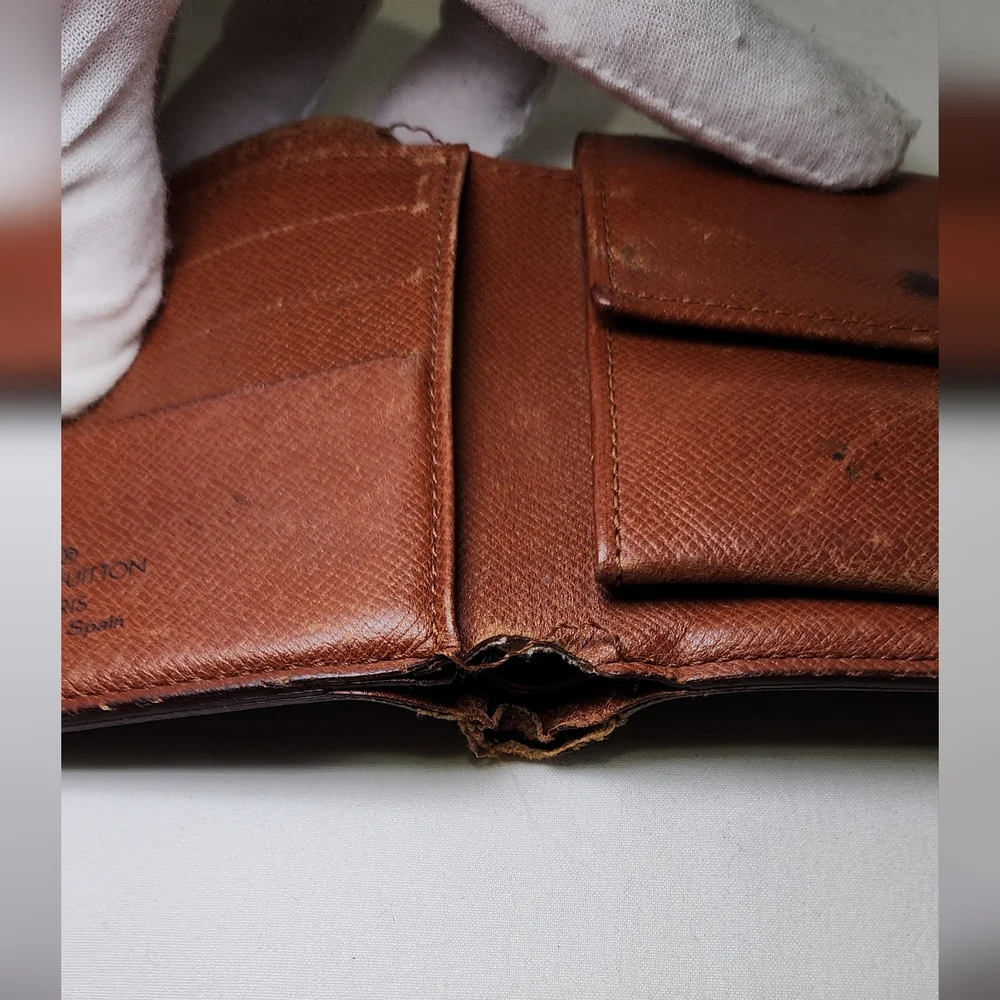 Louis Vuitton Monogram Bi-Fold - Picture 10 of 15